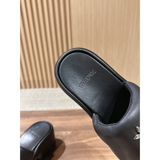 DG slippers