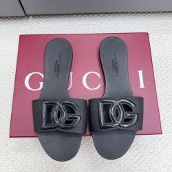 DG slippers