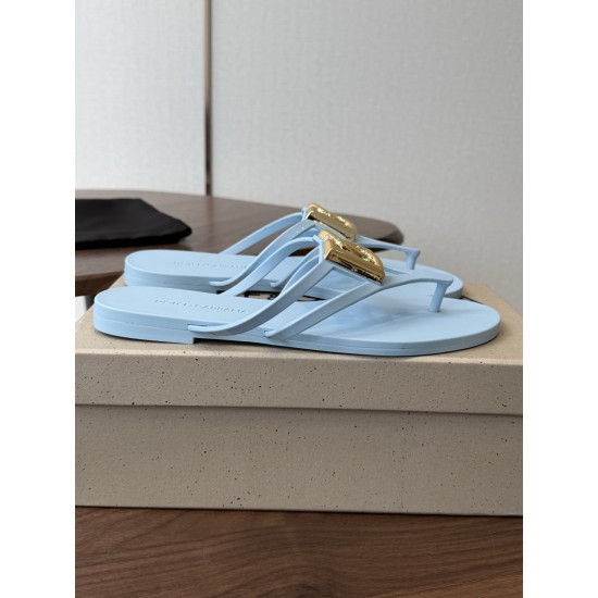 DG slippers