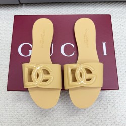 DG slippers