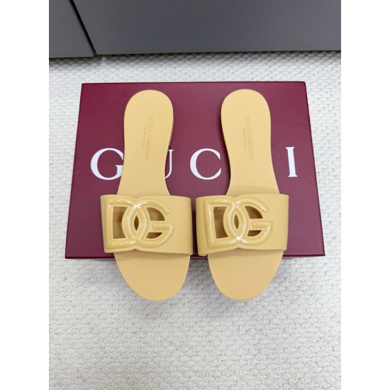DG slippers