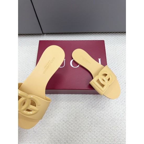 DG slippers