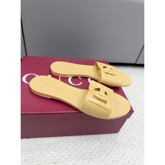 DG slippers