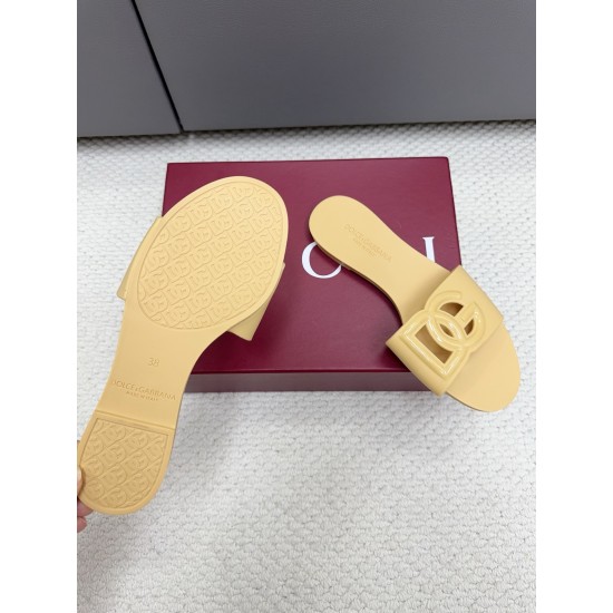 DG slippers