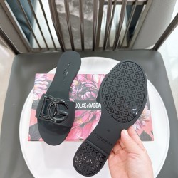 DG slippers
