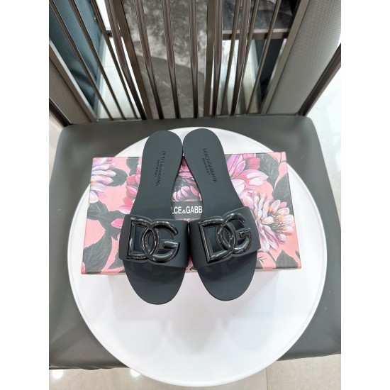 DG slippers