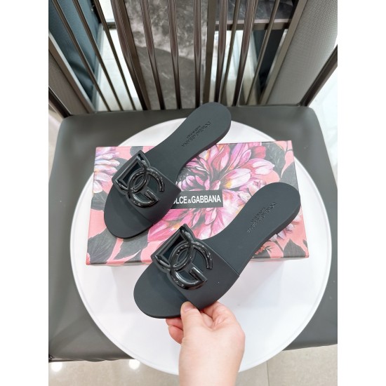 DG slippers