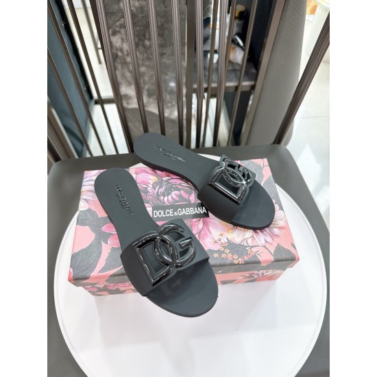 DG slippers