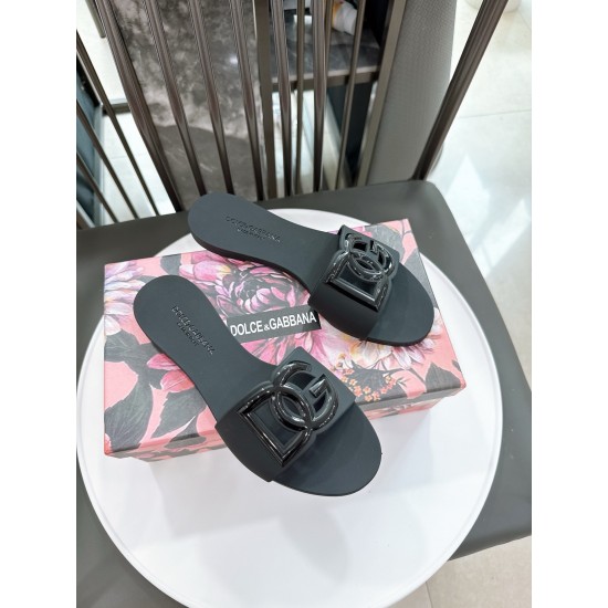 DG slippers