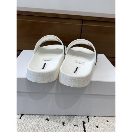 DG slippers