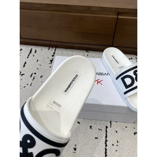 DG slippers