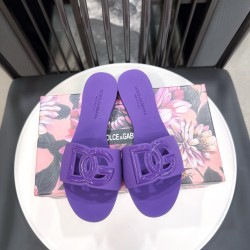 DG slippers