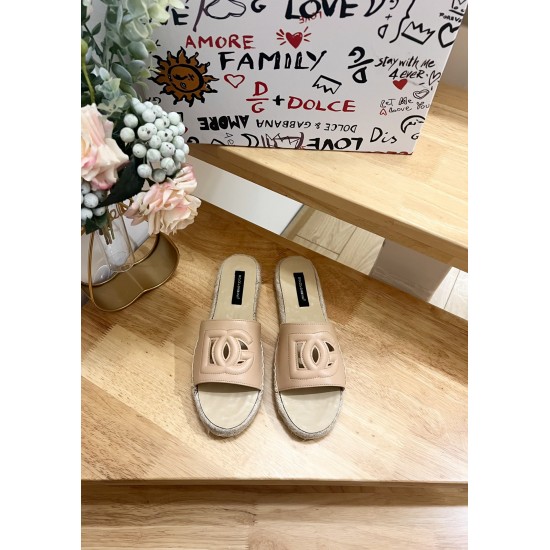 DG slippers