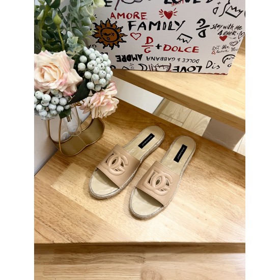 DG slippers