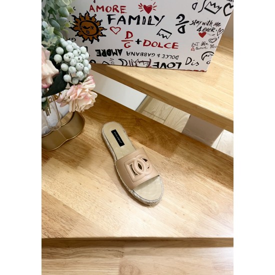 DG slippers