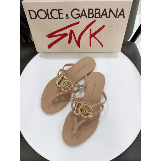 DG slippers