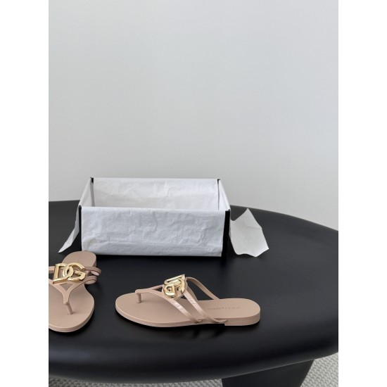 DG slippers