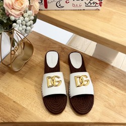 DG slippers