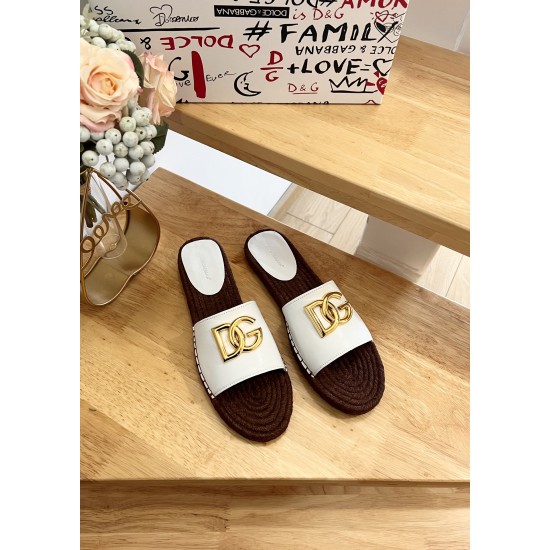 DG slippers