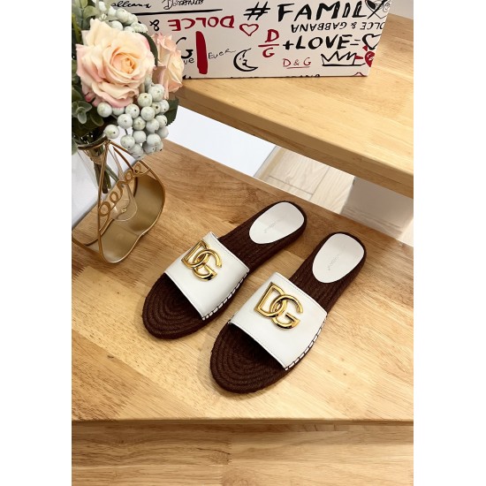 DG slippers