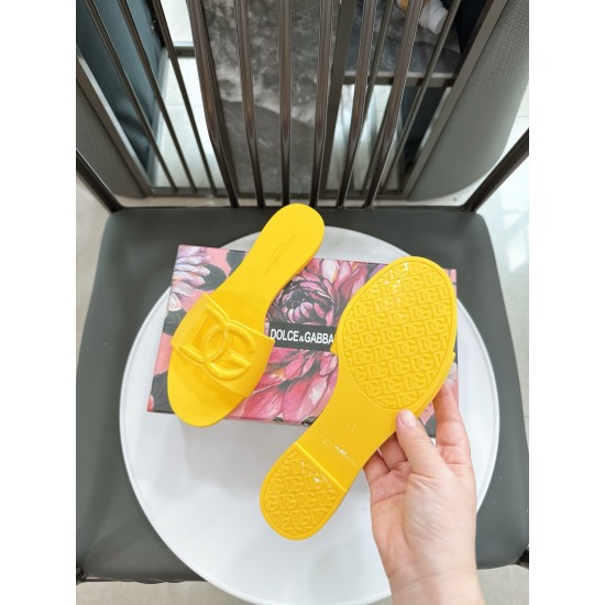 DG slippers