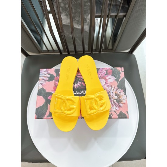 DG slippers