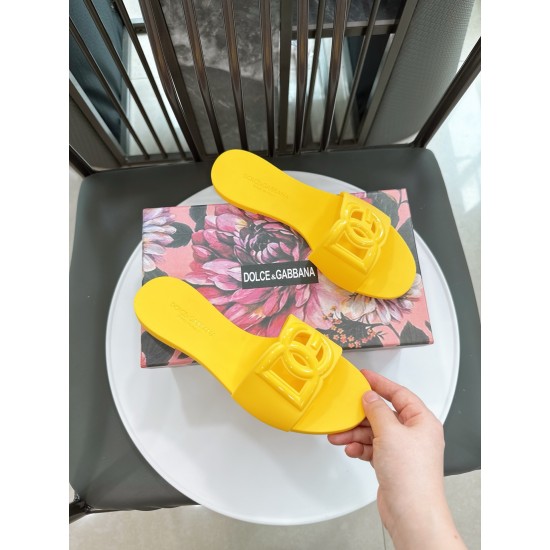 DG slippers