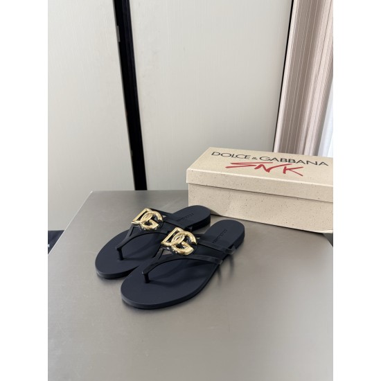 DG slippers
