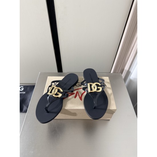 DG slippers