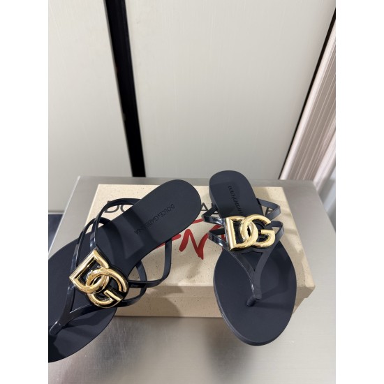 DG slippers