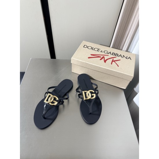 DG slippers