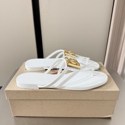 DG slippers