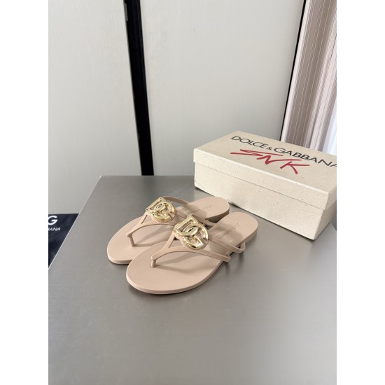 DG slippers