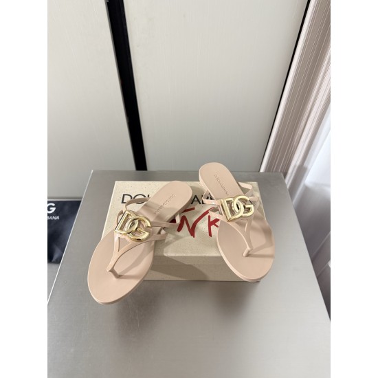 DG slippers