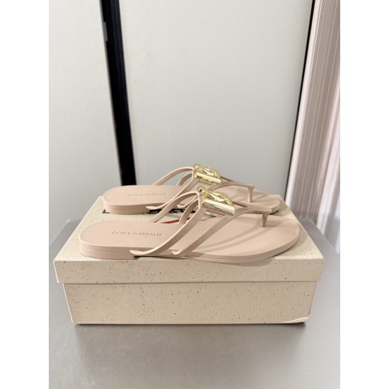 DG slippers