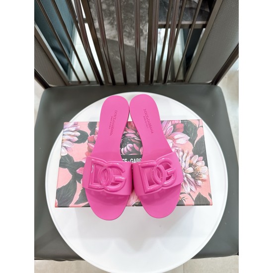 DG slippers
