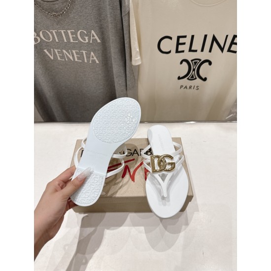 DG slippers