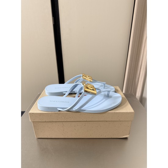 DG slippers