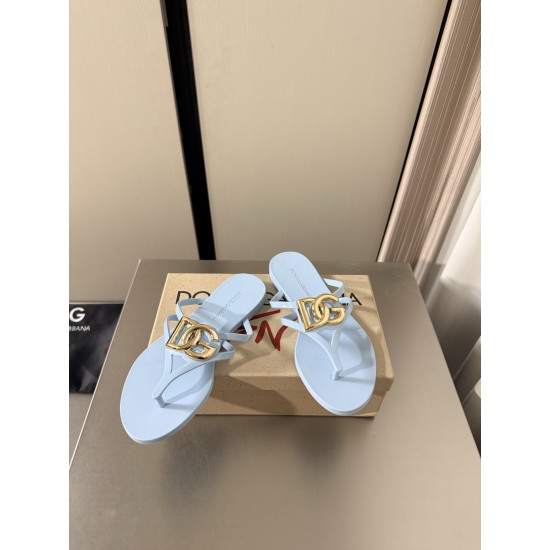 DG slippers