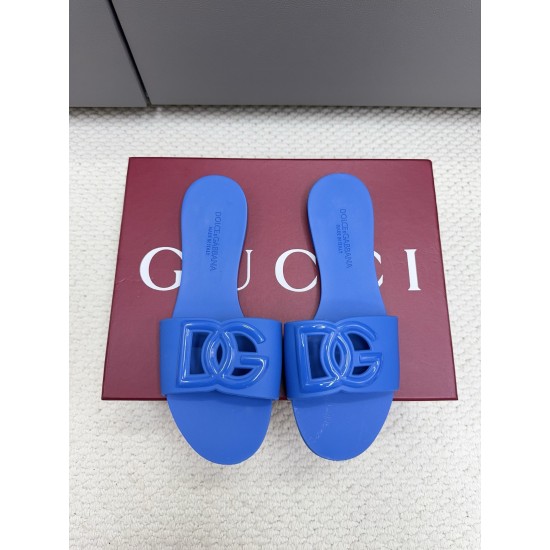 DG slippers