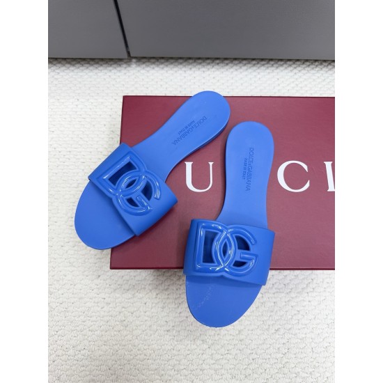 DG slippers