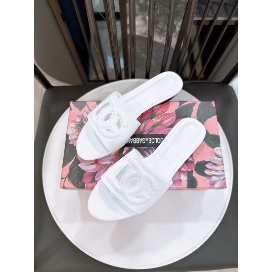DG slippers
