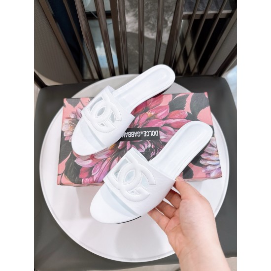 DG slippers
