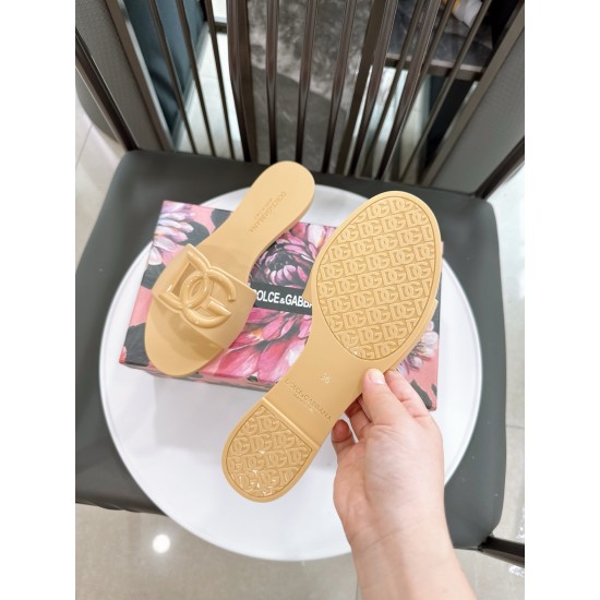 DG slippers