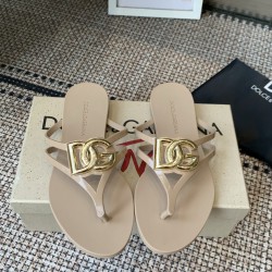 DG slippers