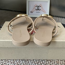 DG slippers