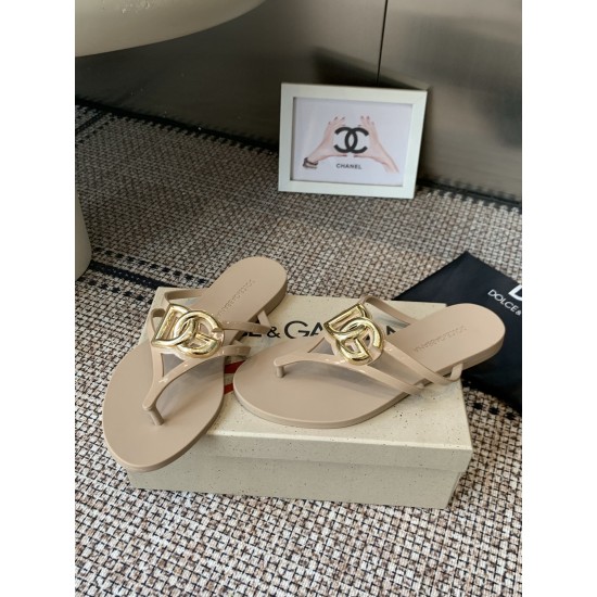 DG slippers