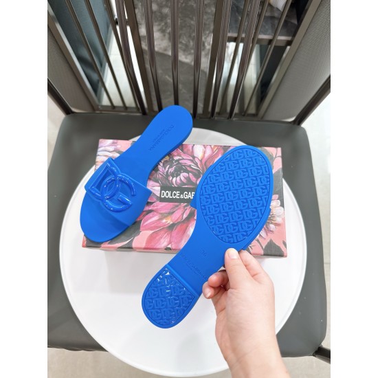 DG slippers