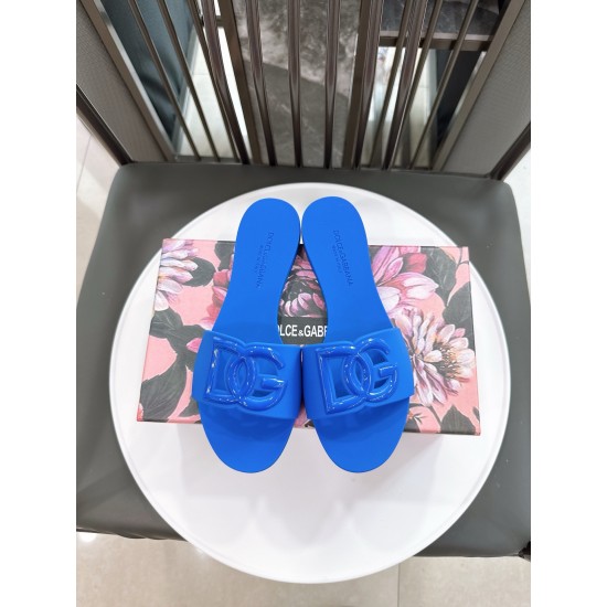 DG slippers