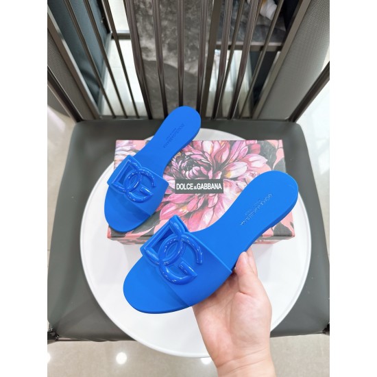 DG slippers